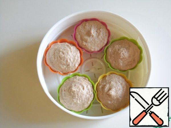 Lightly sprinkle the bottom of the baking dish with semolina. Lay out the whipped mass, smooth it out.