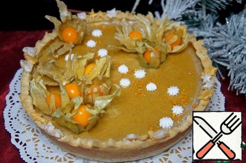 The finished tart is carefully removed from the mold, placed on a dish and decorated at your discretion.