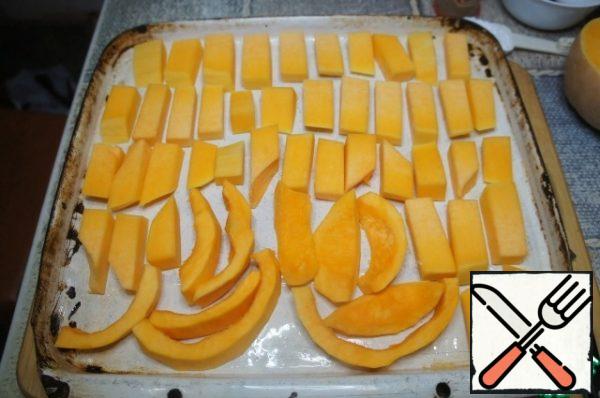 Peel the pumpkin, cut into pieces, put it on a baking sheet greased with vegetable oil, and bake in the oven until soft, about 25-30 minutes. Then whisk with a blender or rub through a sieve. We will need about 400 ml of mashed potatoes.