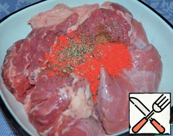 Wash and dry the meat.
Add paprika and pepper.