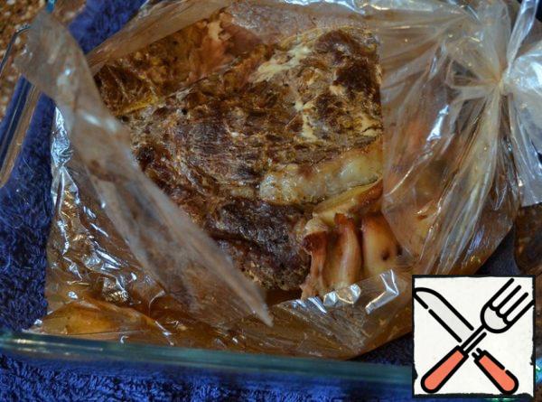 Then carefully cut the package.
Continue to bake the meat for 20 minutes.