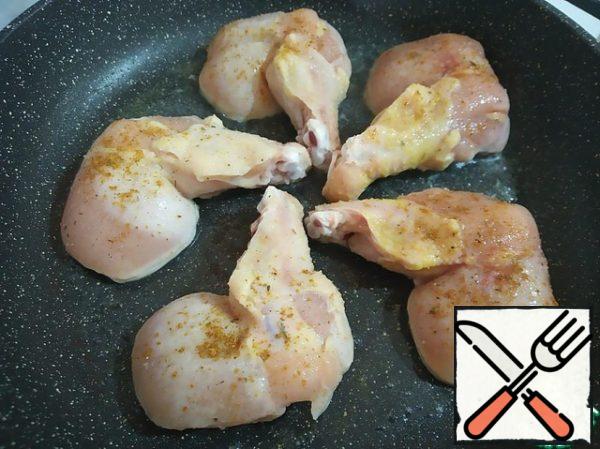 Put the wings in a frying pan with vegetable oil, add salt, season to taste and fry until tender.