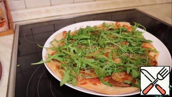Our pizza is ready! To add flavor, lay out the arugula and drizzle it with olive oil. If desired, Gorgonzola can be replaced with Iranian cheese, it behaves perfectly in such dishes. The taste does not suffer from this at all, but on the contrary!