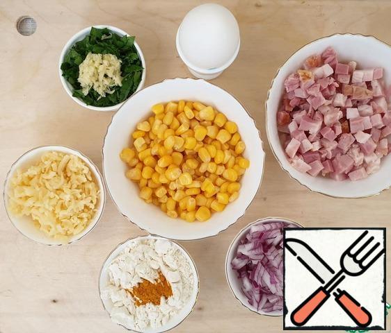 Prepare the necessary ingredients, pre-cut and chop them. We'll need 1/2 can of canned corn along with the liquid.