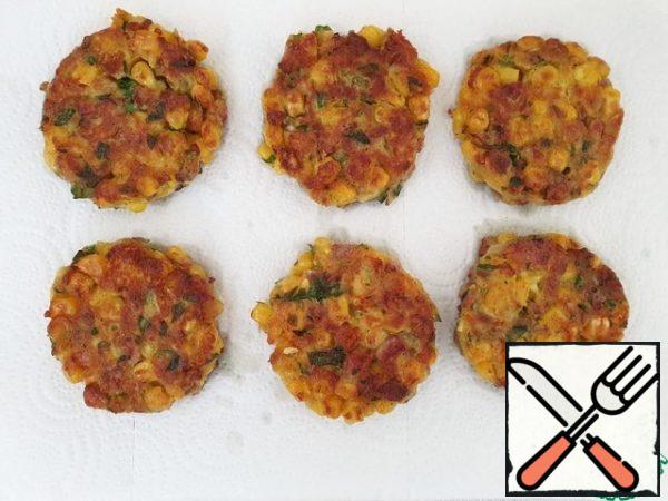 Fry the fritters on both sides with a small amount of vegetable oil. Ready fritters spread on a paper towel to remove excess fat.