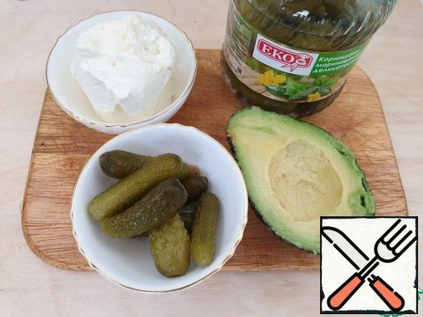 For the cream, take pickled gherkins, ripe avocado, cottage cheese