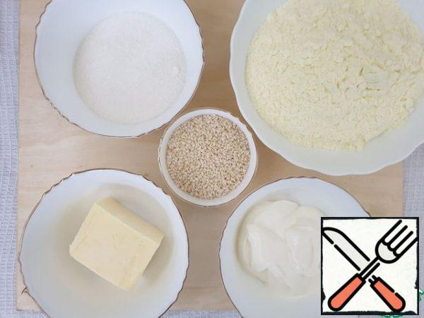 Prepare the necessary ingredients.
Take high-quality oil with a fat content of 82.5%.
Milk powder must be whole, not a substitute.