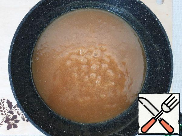 Cook for another 5 minutes, stirring constantly.
The sugar will completely dissolve.
Bring the mixture to small "bubbles".