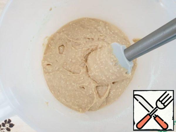 The consistency will turn out like this, the mixture does not flow down, but as if it reaches for the spatula. The mixer will not be able to knead already. So there is enough milk powder.