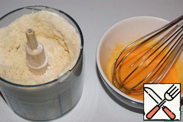 Sift the flour with the starch.
Butter (cold) cut into pieces. Place half of the flour in a blender, then the butter and the other half of the flour. Punch in the crumb.
Beat the yolks lightly with the sugar and vanilla.