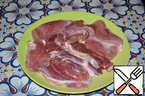 To prepare this dish, it is better to take a fillet from a pork shoulder. And so - cut the pork into small thin plates and beat it off with a hammer or a punch for softening.