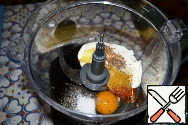 Put the chopping knife in the bowl of the food processor. Put the following products in a bowl: sour cream, egg, soy sauce, coriander, sweet paprika, curry, cumin, balsamic vinegar or lemon juice, honey, basil, salt and ground black pepper. Grind.