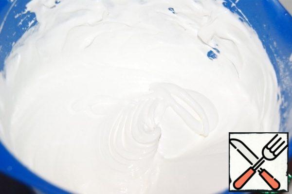 Without ceasing to whisk, gradually introduce the sugar and whisk until it is completely dissolved.