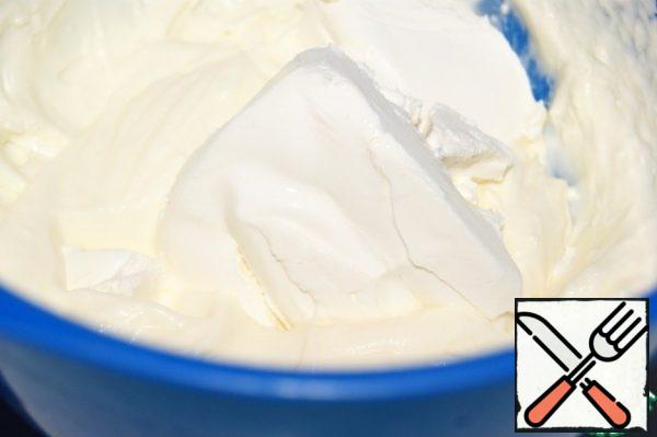 Beat the cream with powdered sugar. Add cream cheese.