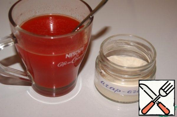 "Caviar":
You can prepare it a week before the holiday.
In the freezer, cool the oil, if the dessert is for adults, then you can use vodka.
Mix fresh orange juice with syrup to make the color of the caviar more natural. Add agar-agar, let stand for 5 minutes, mix well.
Place in a saucepan, bring to a boil and cook for 1 minute. Remove from heat.