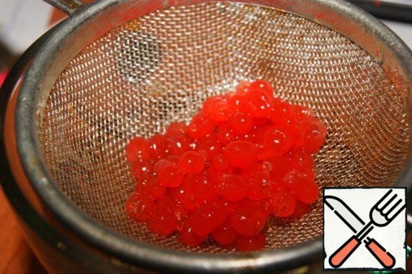 Put the finished "caviar" on a sieve and let the oil drain.
Ready-made "caviar" is perfectly stored in the refrigerator for up to 1 month in a glass container with a lid.
If you do not have agar-agar, then "caviar" can be prepared on the basis of gelatin. Below I will give a link to the recipe.
