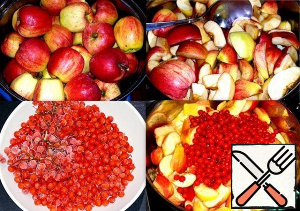 I picked up these apples in September, in a clean place
near an abandoned house while walking with the dogs.
Bright, red and smooth. They lay
in the kitchen until December and were well preserved. I washed the apples
and cut them into four pieces. I didn't remove the core.
I poured water and boiled the apples to a boil. Added
rowan.