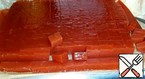 The baking sheet was covered with parchment paper
and poured apple-rowan puree. When the mass
thickened and turned into marmalade, cut
it into cubes. The whole mass didn't fit on the baking
sheet and I put it in two 750 gram jars.