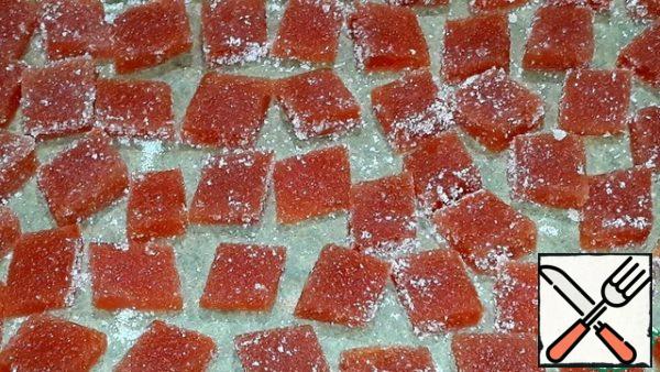 I made more marmalade with sugar so that
treat a neighbor. Sugar-free marmalade left
on a tray to dry.
It is not stored in sugar for a long time, it melts. Marmalade is transparent and beautiful
in color.