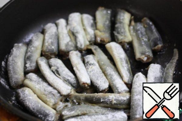 Mix flour with salt and pepper to taste (as You usually salt fish)
Roll the pieces of lamprey and fry in vegetable oil.
Put on a napkin and cool.
