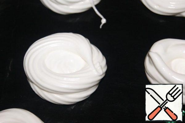 To transplant , form nests with a diameter of 5-6 cm . Meringue is enough for 12 cakes. I baked everything so as not to bake for the New Year.
Meringue can be prepared a few days before cooking. Store in a container with a lid in a cool, dry place.
Preheat the oven to 180°C, then lower the temperature to 90 °C and send a baking tray with meringue into it. Bake for 1 hour. The finished meringue easily lags behind the Teflon mat (baking paper).
P.S. I bake meringue with the oven door slightly ajar, making a tiny gap, crumpling a piece of foil.