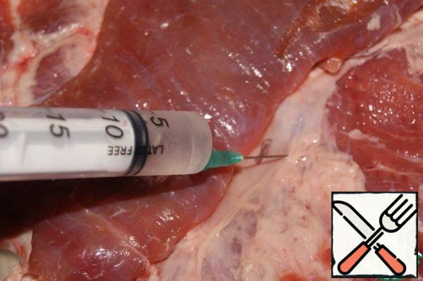 Carefully prick the meat over the entire area. The solution must go all the way to the end. By the way, it's so interesting that when we inject the solution, the meat rises and increases in volume before our eyes.
Put the meat in a container with a lid or a tightly closed bag. Put it in the refrigerator for at least 12 hours.