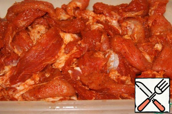 Place the meat filling in a container with a lid or a tightly closed bag. Send at least 12 hours in the refrigerator.