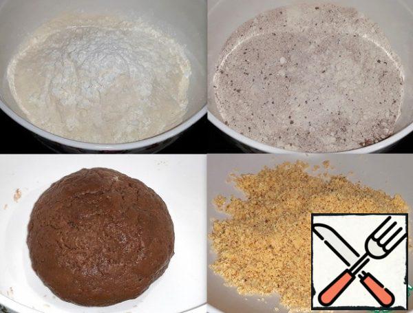 Flour is sifted into a bowl, starch and cinnamon are poured in,
cocoa, salt, baking powder. Egg beaten with sugar,
I melted the butter and poured it all into a bowl of flour.
I poured the cream and kneaded the dough well with my hands.
The dough didn't stick to my hands or to the bowl.
Dried, crushed almonds are poured into a deep bowl.