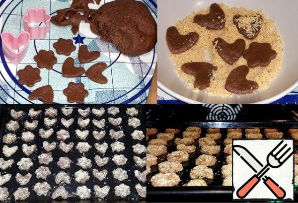 Roll out the soft plastic dough thinly with a rolling pin.
With small cutouts for cookies, cut
out the blanks in the form of a heart and a flower. Rolled them up
roll in chopped almonds and place on two baking sheets,
greased with oil. Place the baking sheets separately
in a preheated 180 degree oven
and bake the cookies for 15 minutes.