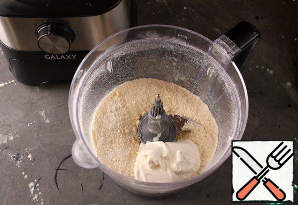 Add sour cream to the flour crumbs.