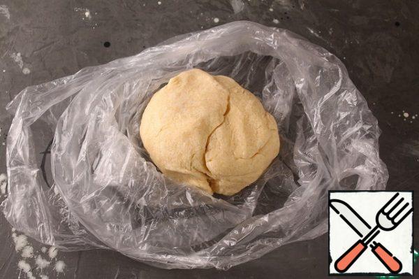 Put the finished dough in a bag (it is best to divide the dough into 3-4 parts) and put it in the freezer for 30-40 minutes.