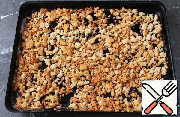 Bake in a preheated 180 g oven for 15-20 minutes, until golden brown.
During baking, remove the baking sheet 2-3 times and turn the dough over with a spatula so that it is evenly baked.
Transfer the finished dough to a bowl and cool. The cooled dough is crushed with a rolling pin or manually so that large pieces remain.