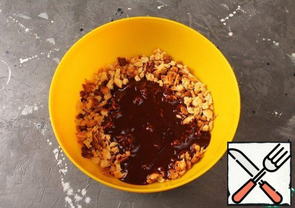 Combine the warm cream and crumbs. Mix thoroughly.
Put the contents of the bowl in a pile on a plate, giving the shape of an anthill. Put in the refrigerator for 2-3 hours.