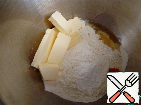The finished dough is rolled out into a thin layer and transferred to the prepared mold (I covered the mold with parchment paper and greased with vegetable oil, the diameter of the mold is 25 cm), press the dough to the edges of the mold, form the sides. Put the dough form in the refrigerator for 30 minutes.