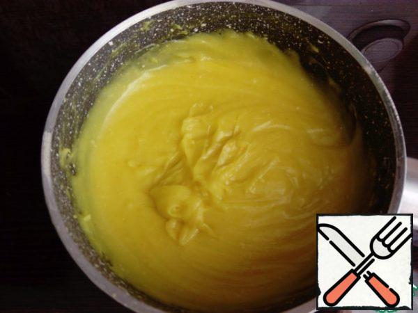 Prepare the custard.
- In a saucepan with a thick bottom, mix the starch, sugar, egg, add the milk and put it on a slow fire, stirring constantly to avoid the formation of lumps. As soon as the custard thickens and begins to boil, remove from the stove. Add soft butter, lemon zest, and dye (yellow) to the hot custard until completely dissolved. Cover the custard with cling film "in contact" and leave the custard to cool at room temperature.