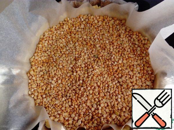Cover the workpiece with parchment paper and pour out the oppression — this can be a pack of beans, peas, nuts or special stones for baking. Put the Christmas trees on a baking sheet. Put to bake in a preheated oven to 180 gr. for 15-20 minutes.