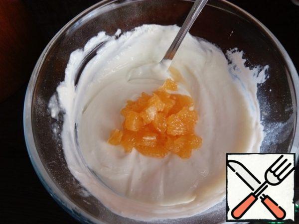 Preparing cottage cheese filling.
- In a bowl, mix the cottage cheese, egg, powdered sugar, cornstarch, lemon and tangerine juice, lemon zest, all mix with a blender into a homogeneous mass. Then add one tangerine cut into small pieces (Tangerine is cleaned from films)