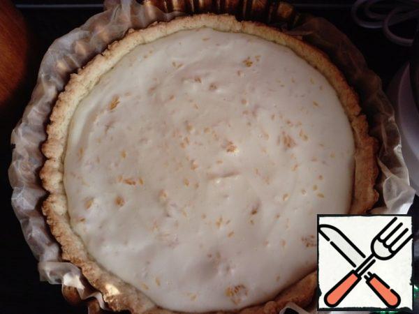 We take the base out of the oven and remove the parchment paper with the yoke. And spread the prepared curd filling, level it over the entire surface. Put in the oven at 180 gr. for another 15 minutes.