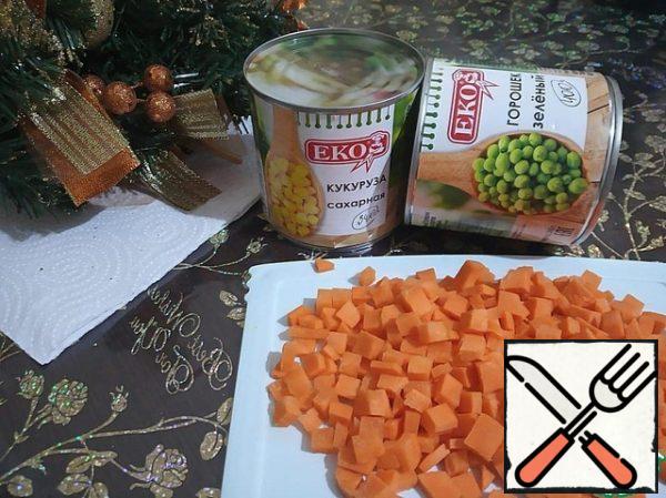Cut the carrots into small cubes.