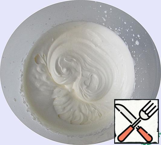 Beat 285 ml of heavy cream with 3 tablespoons of powdered sugar for both layers. Measure out the total weight of whipped cream 85 g for the inner layer.