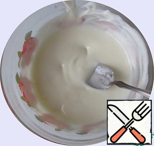 Add the yogurt and vanilla essence and mix. Add the gelatin and whipped cream and mix again.