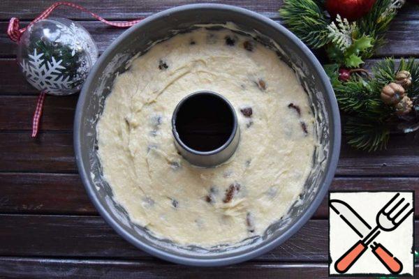 Grease the baking dish with butter and lightly sprinkle with flour. Lay out the prepared dough. Lightly tap the mold on the surface to evenly distribute the dough
Preheat the oven to 180 degrees. reduce the temperature to 150 degrees and put the mold with the dough to bake for 1.5 hours.
Check the readiness of the pie with a wooden skewer.
After baking, wrap the cake in parchment paper. and then wrap in foil and store until the desired hour in a cool place.
Before serving, decorate the cake with icing of powdered sugar and lemon juice.