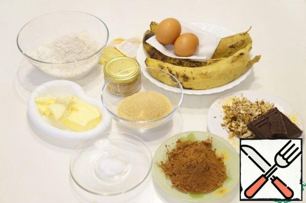 Prepare the ingredients. Bananas are better to take overripe, the skin of which began to be covered with dark spots. It has been verified that such fruits make particularly flavorful pastries.