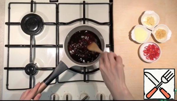 Put the saucepan on the fire, pour in the soy sauce. Add the ketchup and jam and stir until the sauce is hot.