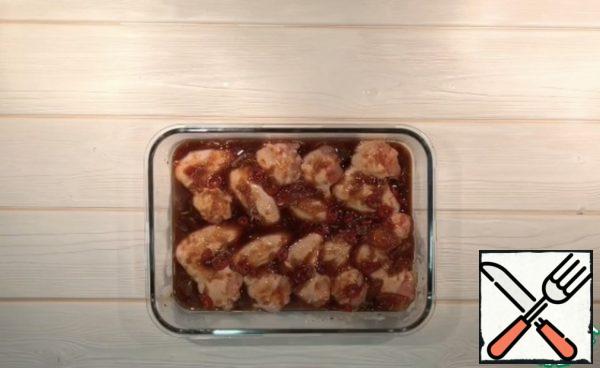 Put the wings in a baking dish, pour the sauce and send them to a preheated 190 degree oven for 40 minutes.