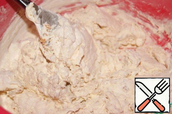 Wear gloves. Gradually introduce the flour, stirring with a spatula.
Keep in mind that the density of flour in all regions is different and it may take less.