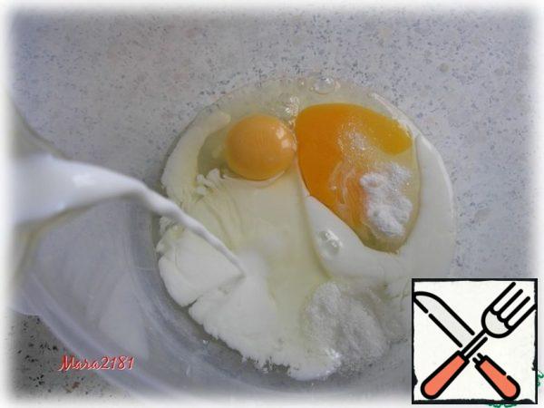Mix 2 eggs with 0.5 tsp baking soda, 1 tsp salt and 1 pinch of sugar. Add 250 ml of warm milk and mix thoroughly until smooth.