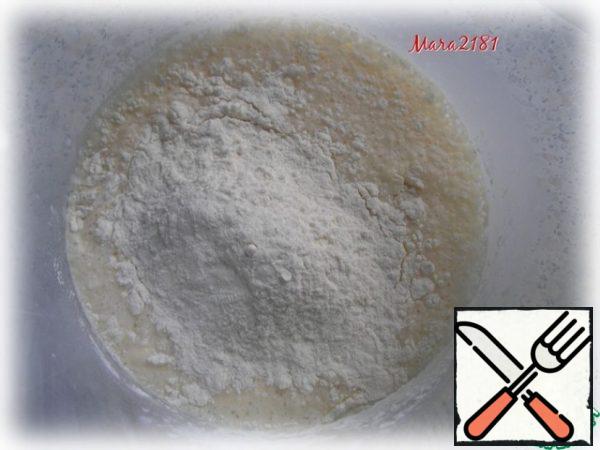Sift 400 g of flour and gradually add to the milk-egg mixture.