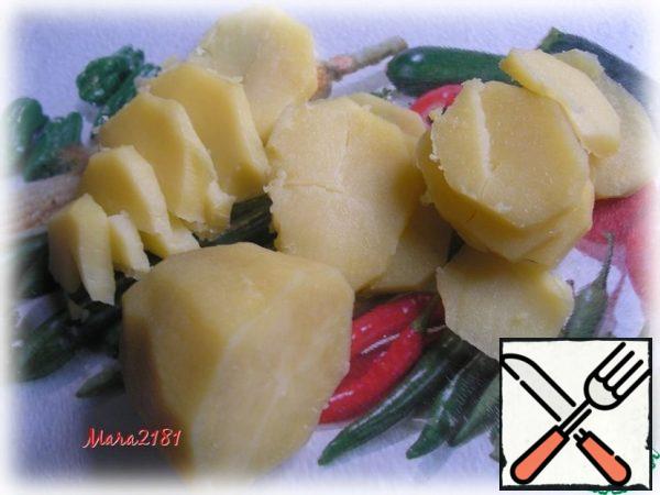 Pre-boiled and cooled potatoes cut into plates.