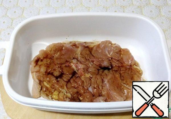 Put the meat in a container, pour each piece with a teaspoon of soy sauce. Cover and refrigerate for 20-30 minutes, but you can at least overnight.